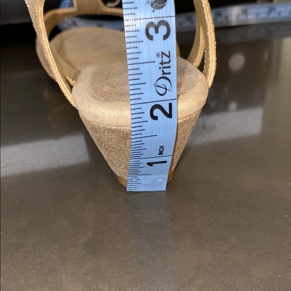 New woman’s east 5th sandals with small wedge - Picture 9 of 16